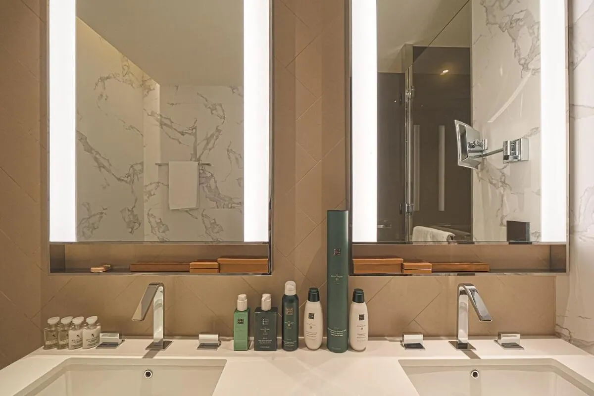 Venetian - Luxury Living Burj Khalifa View & Massage Chair Dubai Apartment